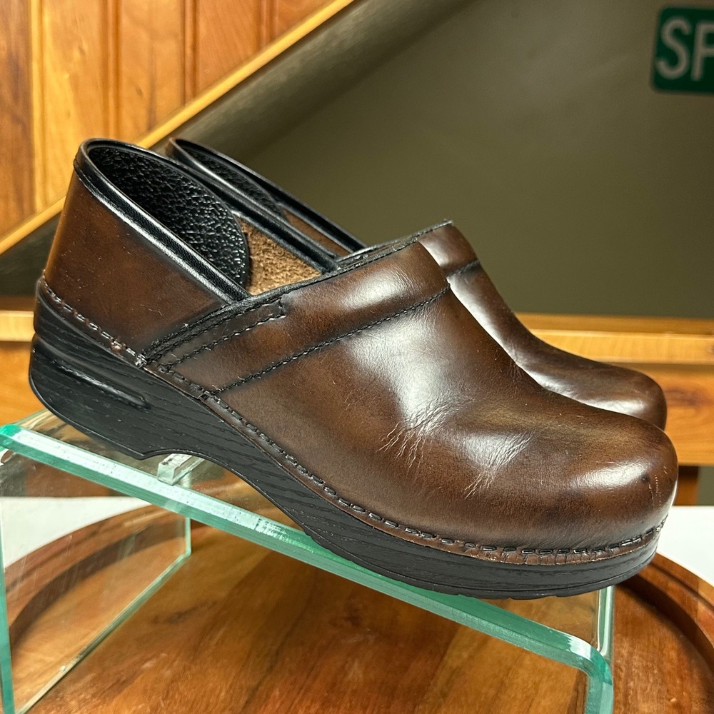 Dansko Professional Brown Oiled Leather Clogs Womens Size 38 EU 7.5-8 US
